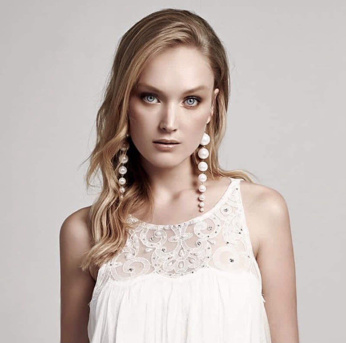 Bridal makeup by Lee Elrom — smoky bronze eyes with pearl drop earrings